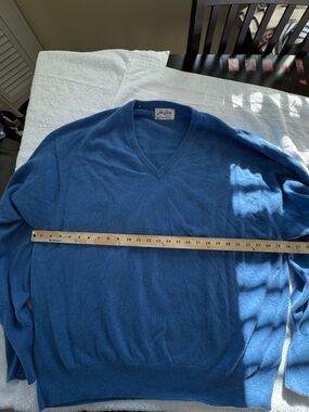 John Laing Men's 100% Cashmere V-neck Sweater Blue